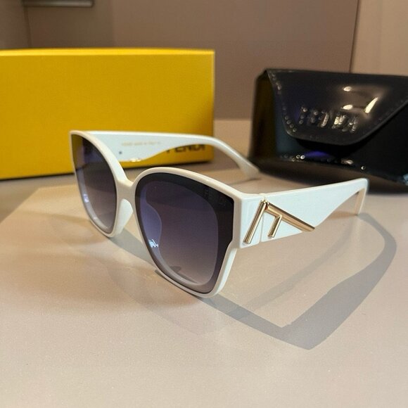 FENDI FF Logo Oversize Sunglasses - Picture 3 of 7